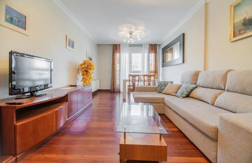 Castro Urdiales Apartment | Apartamento zona centro con garaje y piscina para 4 personas