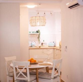 Carretera de Cadiz Apartment | Apartamiento con naranjas