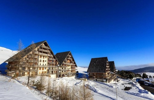 Besse-et-Saint-Anastaise Apartment | Apartment with garage, pool and wifi, 4th floor of a tourist residence