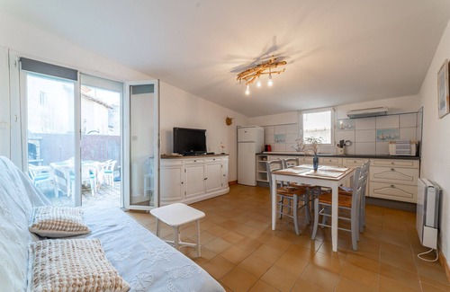Saintes-Maries-de-la-Mer Apartment | APARTMENT 5 PERS, 20 M FROM THE SEA, PRIVATE COURTYARD, BARBECUE, 2 BEDROOMS