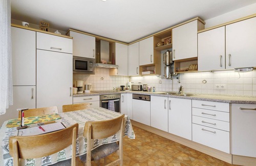 Bad Peterstal-Griesbach Apartment | Apartment 'Doppelzimmer 4' with Mountain View and Wi-Fi