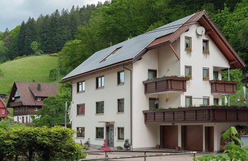 Bad Peterstal-Griesbach Apartment | Apartment 'Doppelzimmer 4' with Mountain View and Wi-Fi