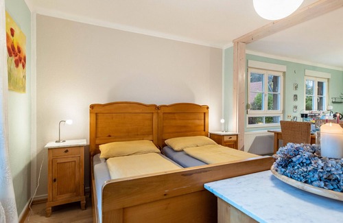 Radolfzell am Bodensee Apartment | Apartment 'Künstler-Ferienwohnung Karker' with Mountain View Wi-Fi