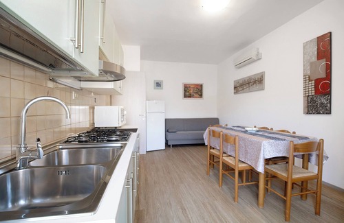 Jesolo Apartment | Apartment '1 Piano' with Shared Terrace, Wi-Fi and Air Conditioning