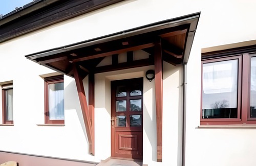 Großraschen Apartment | Apartment '1' with Shared Terrace, Private Garden and Wi-Fi