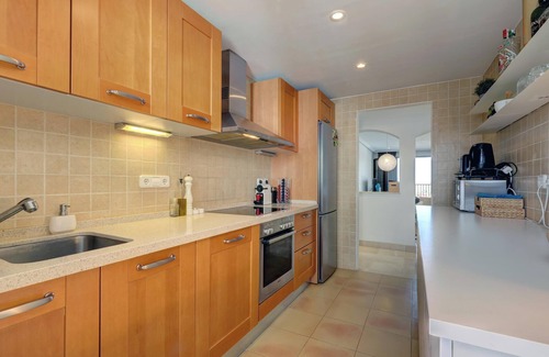 Benahavis Apartment | Apartment '2 Bed-rooms with A View' with Sea View, Wi-Fi and Air Conditioning