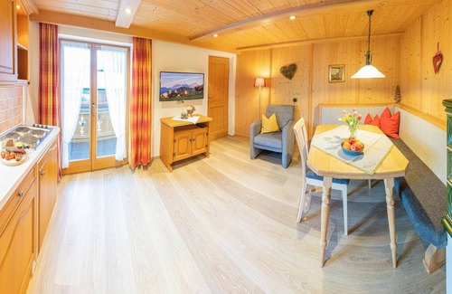 Kruen Apartment | Apartment '2' with Mountain View, Balcony and Wi-Fi