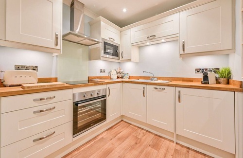 Torquay Apartment | Apartment 7 - The Muntham Luxury Apartments. Spacious Bright First Floor Studio Apartment