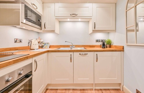 Torquay Apartment | Apartment 7 - The Muntham Luxury Apartments. Spacious Bright First Floor Studio Apartment