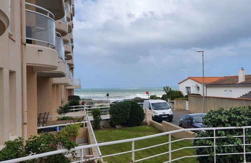 La Chaume Apartment | Apartment a stone's throw from the wild Chaume coast