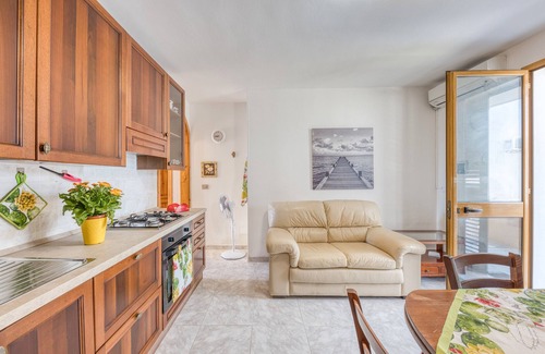 Torre Pali Apartment | Apartment 'A Torre Pali Sul Mare' with Air Conditioning