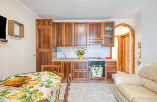 Torre Pali Apartment | Apartment 'A Torre Pali Sul Mare' with Air Conditioning
