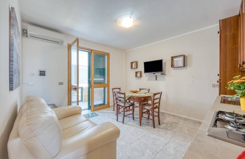 Torre Pali Apartment | Apartment 'A Torre Pali Sul Mare' with Air Conditioning