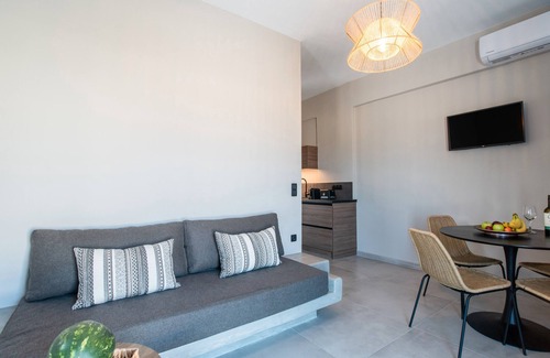 Mikri Vigla Apartment | Apartment 'Afros Beachfront 2' with Sea View, Wi-Fi and Air Conditioning