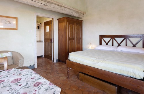 Castelnuovo Magra Apartment | Apartment 'Agriturismo Monteverde - Iris' with Shared Pool, Wi-Fi and Air Conditioning