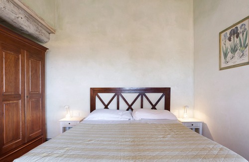 Castelnuovo Magra Apartment | Apartment 'Agriturismo Monteverde - Iris' with Shared Pool, Wi-Fi and Air Conditioning