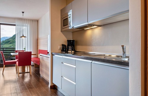 Lagundo Apartment | Apartment 'Alagundis Argentum Familia' with Mountain View, Shared Pool and Wi-Fi