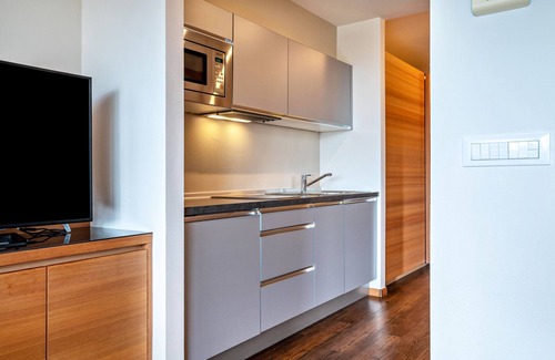 Lagundo Apartment | Apartment 'Alagundis Argentum Familia' with Mountain View, Shared Pool and Wi-Fi