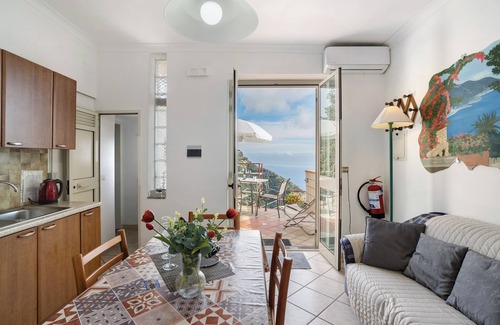San Michele Apartment | Apartment 'Alba Deluxe' with Sea View, Wi-Fi and Air Conditioning