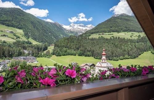 San Giovanni Apartment | Apartment "AlpenChalet Niederkofler" Vera with Mountain View, Sauna & Garden