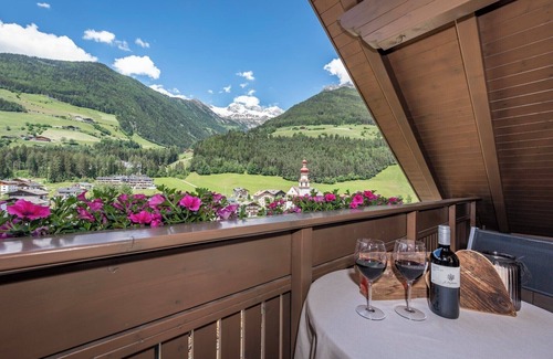 San Giovanni Apartment | Apartment "AlpenChalet Niederkofler" Vera with Mountain View, Sauna & Garden