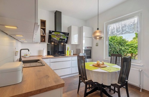 Duhnen Apartment | Apartment 'Am Deich' with Shared Terrace, Private Garden and Wi-Fi