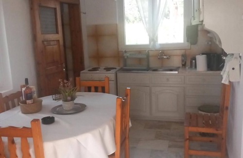 Antipaxos Apartment | Apartment 'Ambelaki' with Sea View, Private Garden and Wi-Fi