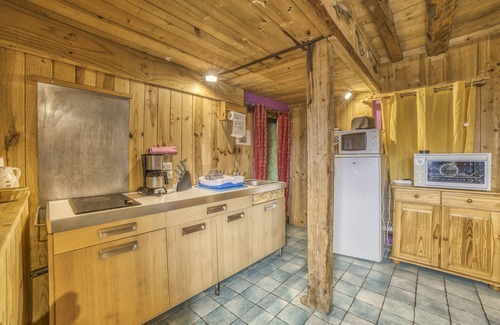 Araches-la-Frasse Apartment | Apartment 'Anna-Purna' with Mountain View, Shared Terrace and Wi-Fi