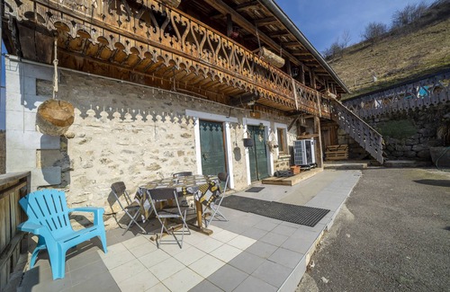 Araches-la-Frasse Apartment | Apartment 'Anna-Purna' with Mountain View, Shared Terrace and Wi-Fi