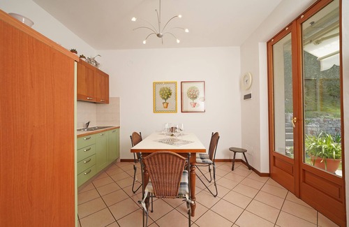 Frader Apartment | Apartment "Anna Torri" With Beautiful Garden and Lake View