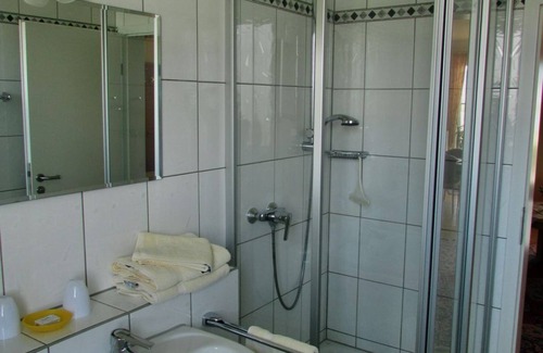 Kirrweiler Bed & Breakfast | Apartment/apartment, shower, WC, 1 bedroom - Wine and guest house Matt-Schwaab