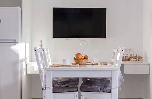 Cala'n Bosch Apartment | Apartment 'Apartamento Annuin' with Shared Pool, Wi-Fi and Air Conditioning