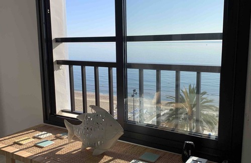 Torreblanca Apartment | Apartment 'Apartamento Frontal Primera Linea' with Sea View, Wi-Fi and Air Conditioning