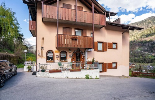 Strembo Apartment | Apartment "Aparthotel Strembo Pedrotti" with Mountain View & Shared Garden