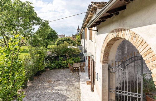 Montioni Apartment | Apartment 'Appartamento Bilocale' with Shared Terrace, Shared Garden and Wi-Fi