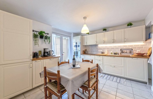 Kerlouet Apartment | Apartment 'Appartement 85m2 À 2kms Plage' with Private Terrace, Private Garden and Wi-Fi