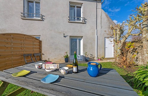 Kerlouet Apartment | Apartment 'Appartement 85m2 À 2kms Plage' with Private Terrace, Private Garden and Wi-Fi