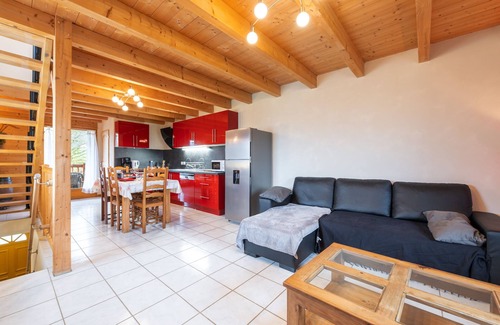 Lathuile Apartment | Apartment 'Appartement Atypique Lac Annecy' with Lake View, Balcony and Wi-Fi