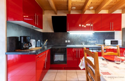 Lathuile Apartment | Apartment 'Appartement Atypique Lac Annecy' with Lake View, Balcony and Wi-Fi