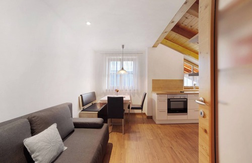 Parcines Apartment | Apartment 'Ausergrubhof Wohnung Naturns' with Mountain View, Shared Garden and Wi-Fi