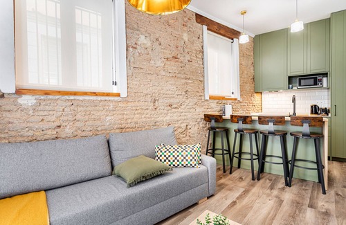 Barrio del Carmen Apartment | Apartment 'Bajo' with Wi-Fi and Air Conditioning