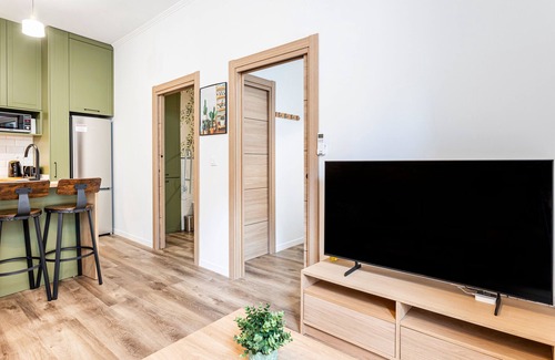 Barrio del Carmen Apartment | Apartment 'Bajo' with Wi-Fi and Air Conditioning