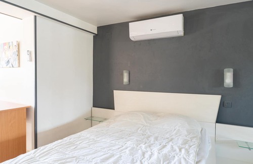 Quartier des Espesses Apartment | Apartment 'Bas Maison Nîmes' with Shared Pool, Wi-Fi and Air Conditioning