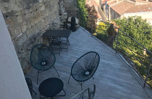 Bourg-sur-Gironde Apartment | Apartment 'Bellevue' with Wi-Fi and Air Conditioning