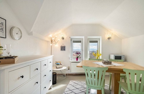 Trachau Apartment | Apartment 'Blick Über Dresden' with Private Terrace and Wi-Fi