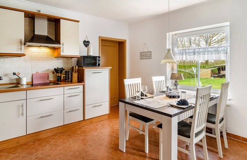 Wiesmoor Apartment | Apartment 'Blüteno1' with Private Terrace, Private Garden and Wi-Fi