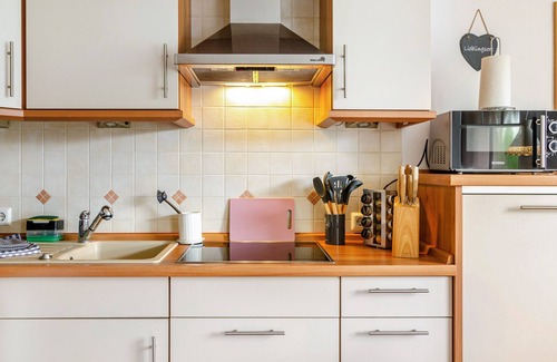 Wiesmoor Apartment | Apartment 'Blüteno1' with Private Terrace, Private Garden and Wi-Fi