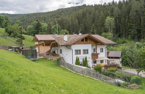 Meltina Apartment | Apartment "Boznermüllerhof-Geranie" with Wi-Fi, Balcony and View into Nature