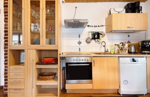 Kirchenlamitz Apartment | Apartment "Buchhaus Vier - Erdgeschoss" with Shared Terrace & Wi-Fi