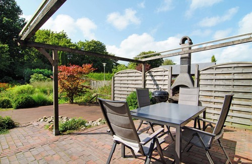 Wilhelmshaven House | 'Apartment by the Dyke' with Garden & Wi-Fi